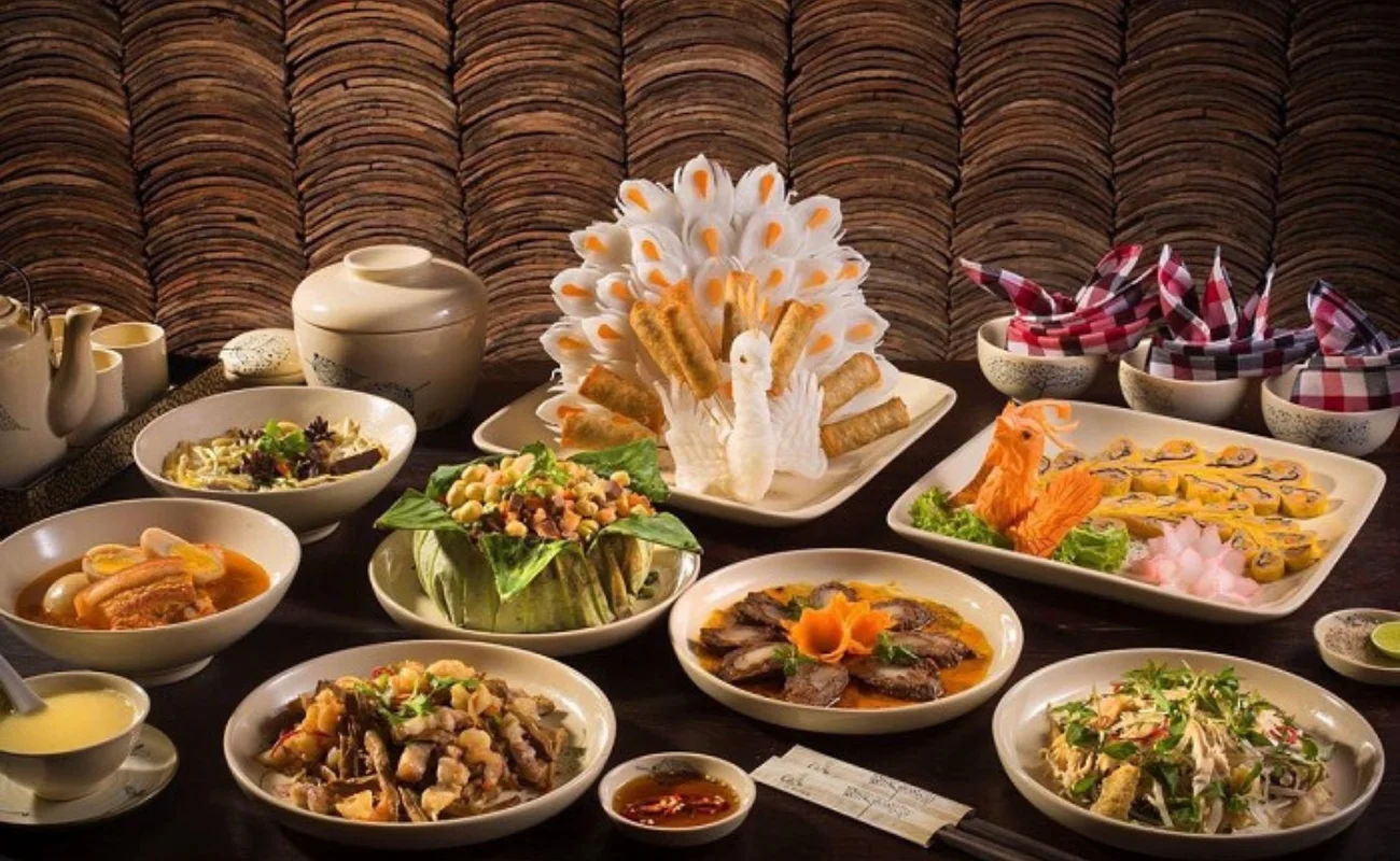 Đi Huế nên ăn gì? Cùng điểm qua top 10 món ăn nổi tiếng xứ Huế.